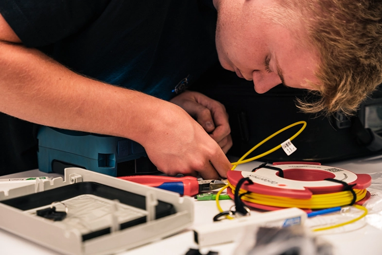 Noack Gridsolutions Blogartikel Der große Glasfasermuffen-Guide Mitarbeiter Glasfaser Mitarbeiter Montage